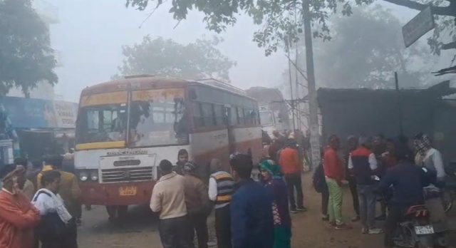 रोडवेज बस ने बाइक सवार तीन युवकों को मारी टक्कर,हादसे में तीनों की मौत Filmitics