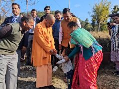 गांव में बदला CM योगी का अंदाज़, बच्चे को दुलारते हुए कहा—‘हम भी तुम्हारे दादा हैं’