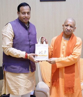 सीएम योगी को मिला चारधाम यात्रा का निमंत्रण, 19 अप्रैल से होगी शुरुआत