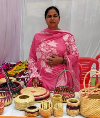 मूंज शिल्प ने बदली रजनी बाला की दुनिया ग्रामीण कला को बाजार से जोड़कर बढ़ाया मुनाफा