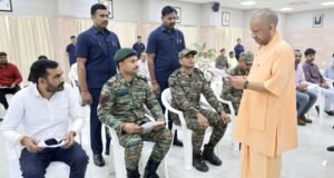 बेफिक्र होकर देशसेवा कीजिए, आपके परिवार की सुरक्षा, सम्मान सरकार के जिम्मे: सीएम योगी