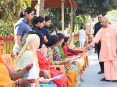 गोरखपुर दौरे के दूसरे दिन सीएम योगी ने जनता दरबार में सुनी लोगो की समस्याएं