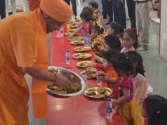 गोरखनाथ मंदिर में सीएम योगी का कन्या पूजन: चरण पखारकर किया सम्मान, कन्याओं को कराया भोजन