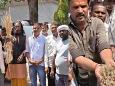 ओलावृष्टि से तबाह हुई गेहूं की फसल मुआवजे की मांग लेकर डीएम आवास पहुंचे