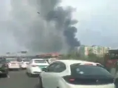 गाजियाबाद: इंदिरापुरम के गौर ग्रीन एवेन्यू सोसाइटी में भीषण आग, कई फ्लैट चपेट में, राहत कार्य जारी कई किलोमीटर दूर से दिखता धुंआ