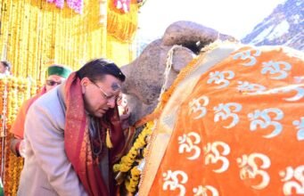 केदारनाथ धाम में पूजा-अर्चना के बाद सीएम धामी ने व्यवस्थाओं का लिया जायजा