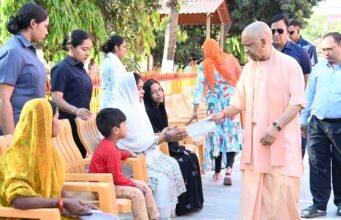 जरूरतमंद बच्ची की स्कूल फीस जमा कराने का सीएम योगी ने दिया निर्देश