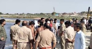 यमुना नदी में में स्टीमर पलटने से 10 पर्यटकों की मौत, कई लापता