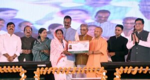 सीएम योगी ने बांग्लादेश से विस्थापित 331 हिंदू परिवारों को भूमिधरी अधिकार पत्र किया वितरित