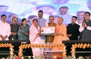 सीएम योगी ने बांग्लादेश से विस्थापित 331 हिंदू परिवारों को भूमिधरी अधिकार पत्र किया वितरित