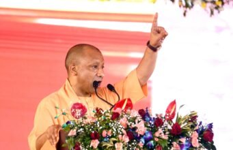 सीएम योगी का विपक्ष पर बड़ा हमला: “समाज को बांटने वाला नहीं कर सकता विकास”