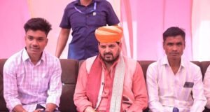 “12 हजार में गुजारा संभव नही” मजदूरों के समर्थन में बोले बृजभूषण शरण सिंह