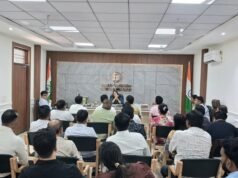 डीएम गौतमबुद्धनगर की संविदाकारों के साथ बैठक, श्रमिक हितों को लेकर दिए सख्त निर्देश