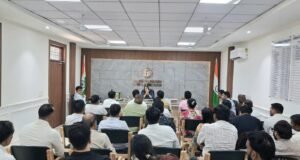 डीएम गौतमबुद्धनगर की संविदाकारों के साथ बैठक, श्रमिक हितों को लेकर दिए सख्त निर्देश