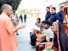 महिला को सीएम योगी ने दिया भरोसा कहा “घबराइए मत बच्चे के इलाज में नहीं आने देंगे कोई बाधा”