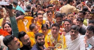 फिल्म अभिनेता गोविंदा ने बांके बिहारी मंदिर में किए दर्शन, भक्तों में उत्साह