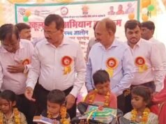 उरई में ‘स्कूल चलो अभियान’ का भव्य शुभारंभ, डीएम ने बच्चों को बांटी किताबें और बैग