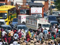 नोएडा में मजदूरों का उग्र प्रदर्शन,पथराव-आगजनी, पुलिस का लाठीचार्ज; 50 से ज्यादा हिरासत में, ट्रैफिक ठप