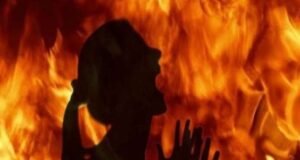 सोलापुर में खौफनाक वारदात: तलाक विवाद में पति ने पत्नी पर पेट्रोल डालकर लगाई आग, हालत गंभीर