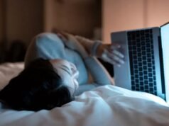 नींद पर स्क्रीन का असर: सिर्फ मोबाइल ही नहीं, ऑफिस की रोशनी और लैपटॉप भी खा रही है आपकी नींद