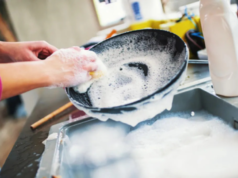 बर्तन धोते वक्त नहीं फटेंगे हाथ: घर पर बनाएं नेचुरल डिशवॉशिंग साबुन, बर्तन भी चमकेंगे दमकते!