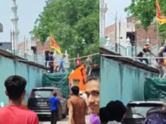 तुगलकाबाद में शोभायात्रा के दौरान मस्जिद पर भगवा झंडा लगाने से विवाद, पुलिस ने तुरंत हटाया