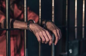 पत्नी की लोहे की रॉड से हत्या, बेटे से कहा– ‘मां सो रही है’ पुलिस जांच में चौंकाने वाले खुलासे