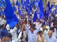 नीला झंडा लेकर भगवान परशुराम की मूर्ति पर चढ़ कर दलितों ने किया तांडव ?