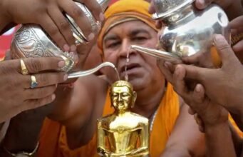 जैन साधु बाल क्यों नोचते हैं? जानिए इसके पीछे की चौंकाने वाली सच्चाई