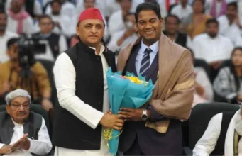 दलितों को अखिलेश कबूल नहीं! एक तस्वीर ने एकता की उड़ा धज्जियां?