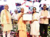 सीएम योगी के हाथों नियुक्ति पत्र पाकर खिले अभ्यर्थियों के चेहरे
