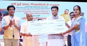 सीएम योगी बेसिक शिक्षा विभाग द्वारा आयोजित समारोह में शिक्षामित्रों का किया सम्मान