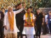 धोती-कुर्ते में पीएम मोदी का खास अंदाज, नितिन नबीन को माला पहनाकर दिया बड़ा संदेश