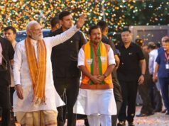 धोती-कुर्ते में पीएम मोदी का खास अंदाज, नितिन नबीन को माला पहनाकर दिया बड़ा संदेश