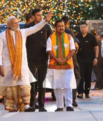 धोती-कुर्ते में पीएम मोदी का खास अंदाज, नितिन नबीन को माला पहनाकर दिया बड़ा संदेश