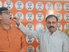 झालमुड़ी बनी जीत की पहचान! लखनऊ में भाजपाई खिला रहे झालमुड़ी और पेड़ा, राजनीतिक विरोधियों के दांत खट्टे