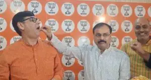 झालमुड़ी बनी जीत की पहचान! लखनऊ में भाजपाई खिला रहे झालमुड़ी और पेड़ा, राजनीतिक विरोधियों के दांत खट्टे