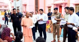 हर जरूरतमंद के पास हो आयुष्मान कार्ड, सीएम योगी ने गोरखपुर में सुनी जनता की फरियाद
