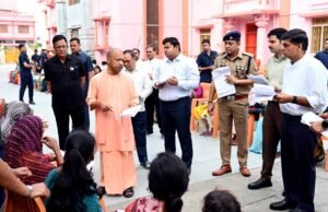हर जरूरतमंद के पास हो आयुष्मान कार्ड, सीएम योगी ने गोरखपुर में सुनी जनता की फरियाद