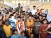 चंबल के युवक की दोस्ती में अमेरिका से गोंडा पहुंचे फिटनेस स्टार कौन हैं एश्टन हॉल?