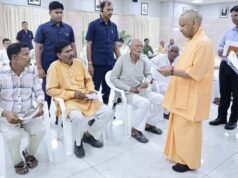 जनता दर्शन में आए आमजनों से मिले सीएम योगी, हर आगंतुक की सुनीं समस्या