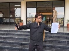 यमुना प्रदूषण के खिलाफ ‘कॉकरोज’ बनकर नगर निगम पहुंचा युवक