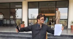 यमुना प्रदूषण के खिलाफ ‘कॉकरोज’ बनकर नगर निगम पहुंचा युवक