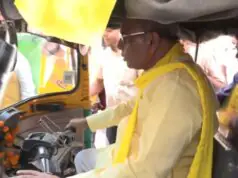 लखनऊ में ऑटो चलाते दिखे ओमप्रकाश राजभर, सपा पर कसा तंज