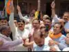 “झांसी में BJP की जीत का जश्न: कार्यकर्ताओं ने बांटी झालमुढ़ी और बंगाली मिठाइयां”