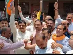 “झांसी में BJP की जीत का जश्न: कार्यकर्ताओं ने बांटी झालमुढ़ी और बंगाली मिठाइयां”