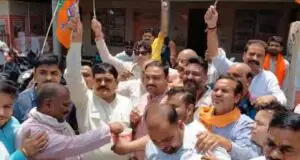 “झांसी में BJP की जीत का जश्न: कार्यकर्ताओं ने बांटी झालमुढ़ी और बंगाली मिठाइयां”