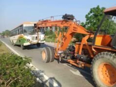 शादी की खुशियां मातम में बदलीं, बस की टक्कर में पिता समेत दो बेटियों की मौत
