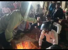 कौशांबी में तिलक रस्म बनी मिसाल, हेलमेट पहनाकर बढ़ाया सड़क सुरक्षा का संदेश