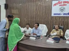 ORAI में महिला ने परिवार पर लगाया गैरिज कब्जाने का आरोप, जिलाधिकारी से लगाई न्याय की गुहार
